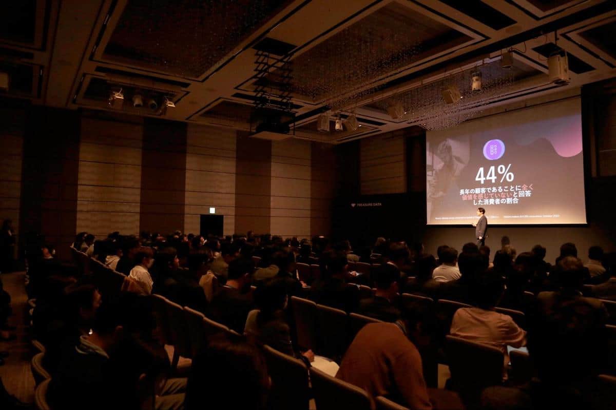 会場の参加者に語りかけるTreasure Data太田